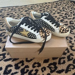 Steve Madden sneaker. Size 6